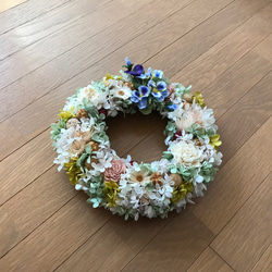 《再販》 パンジーとプリザーブド紫陽花の優しいブルーグリーンリース28cm（お買い得商品＊1点限定） 5枚目の画像