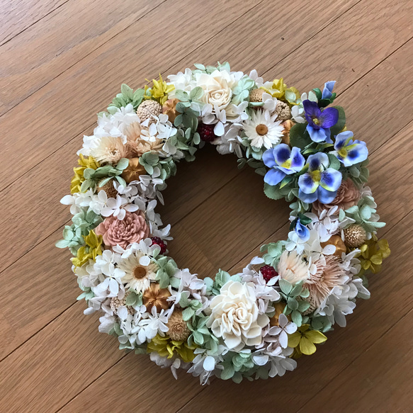 《再販》 パンジーとプリザーブド紫陽花の優しいブルーグリーンリース28cm（お買い得商品＊1点限定） 4枚目の画像