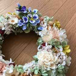 《再販》 パンジーとプリザーブド紫陽花の優しいブルーグリーンリース28cm（お買い得商品＊1点限定） 3枚目の画像