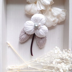 刺繍ブローチ　3つ花びらの白いお花のブローチ 1枚目の画像