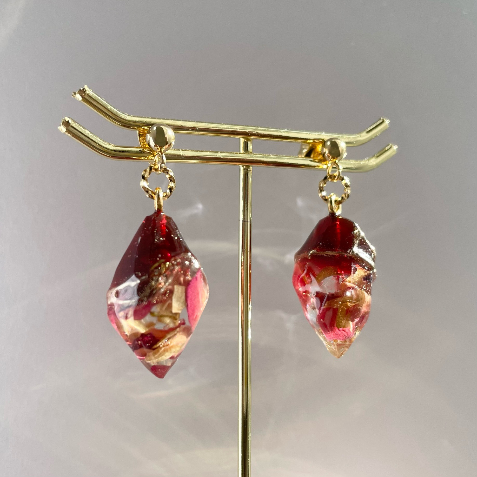 ガーネット×薔薇の揺れるピアス／イヤリング Ω ピアス