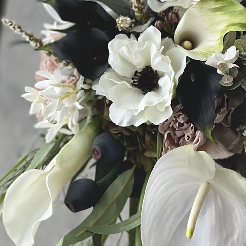 カラーとアネモネ、アンスの都会的で洗練されたウェディングブーケ