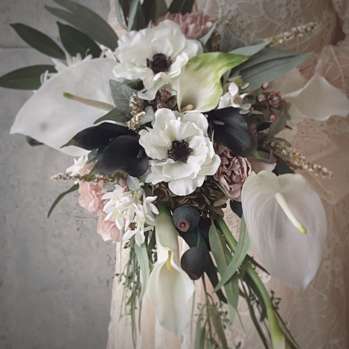 カラーとアネモネ、アンスの都会的で洗練されたウェディングブーケ