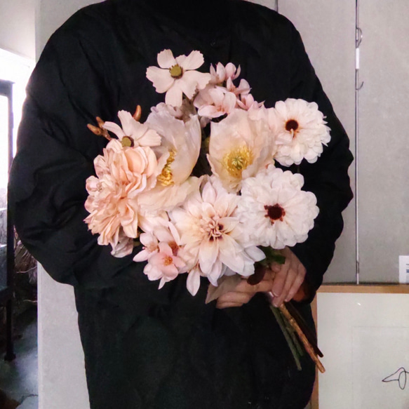 お洒落なベージュカラーのワントーンブーケ  結婚式 ブーケ 造花ブーケ ウェディング 前撮り 6枚目の画像
