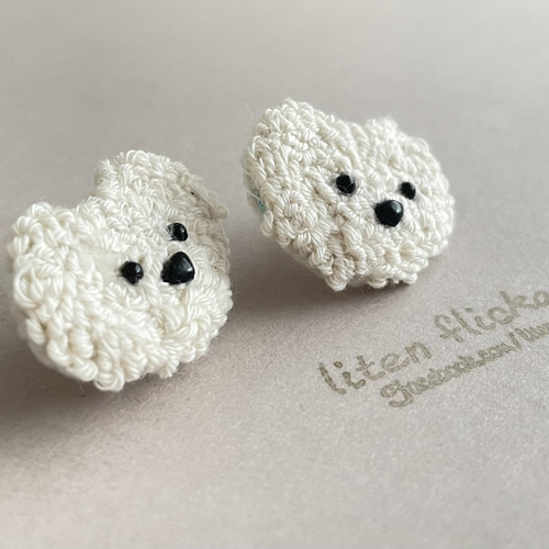 刺繍のマムくまピアス しろくま ピアス（スタッド・一粒） mom