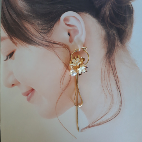 【ゴージャスで可愛い！】再販②大きなフープイヤリング/ピアス。艶々ゴールドお花いっぱいパール×ロングスネークチェーン 4枚目の画像