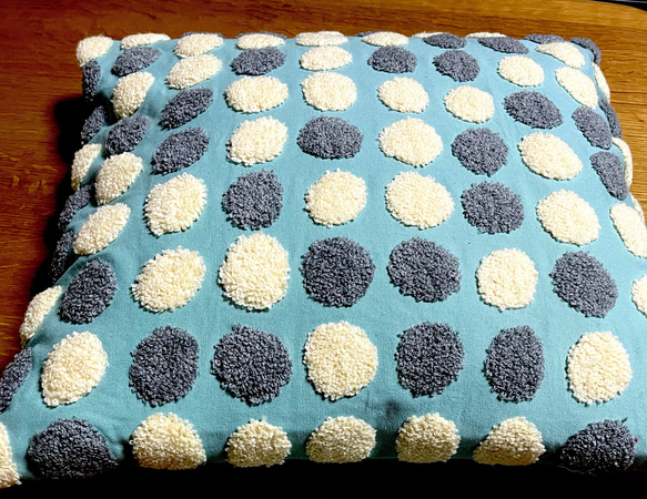 受注制作❤️もこもこドット❤️あたたかニードル刺繍生地のクッションカバー・可愛い・ボア・プレゼント・北欧風・ミントブルー クッション・クッションカバー  足踏み みいちゃん 通販｜Creema(クリーマ) 17120369