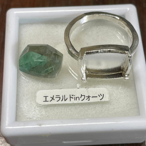 エメラルド in クォーツ クッション 立体カット シルバーSV925