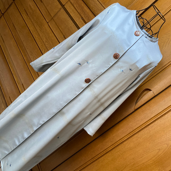飛び柄小紋のお着物からリメイク　一重のコート　グレーに鶴 2枚目の画像