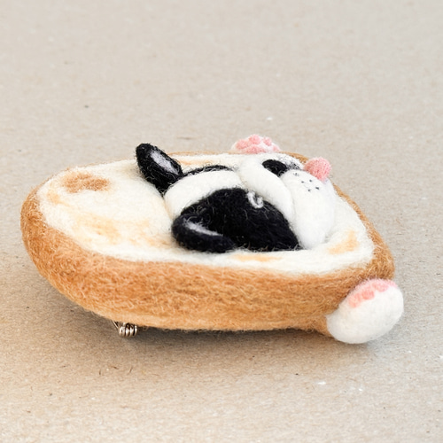 食パンにハマったパイドフレブルさんブローチ 羊毛フェルト ブローチ