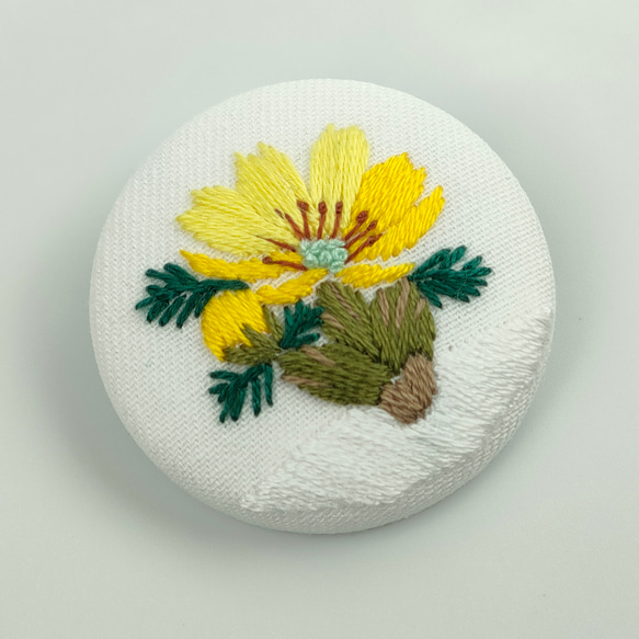 春を呼ぶ福寿草の花刺繍ブローチ 2枚目の画像