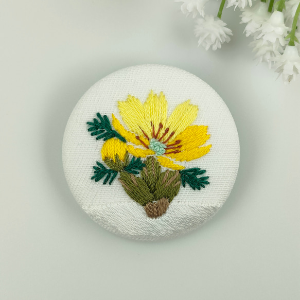 春を呼ぶ福寿草の花刺繍ブローチ 1枚目の画像