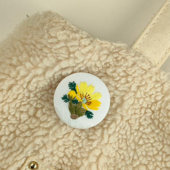 春を呼ぶ福寿草の花刺繍ブローチ 6枚目の画像