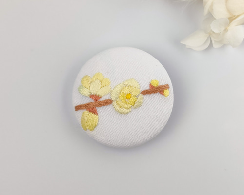 受注制作】香る蝋梅刺繍ブローチ ブローチ かなちゃん手刺繍工房