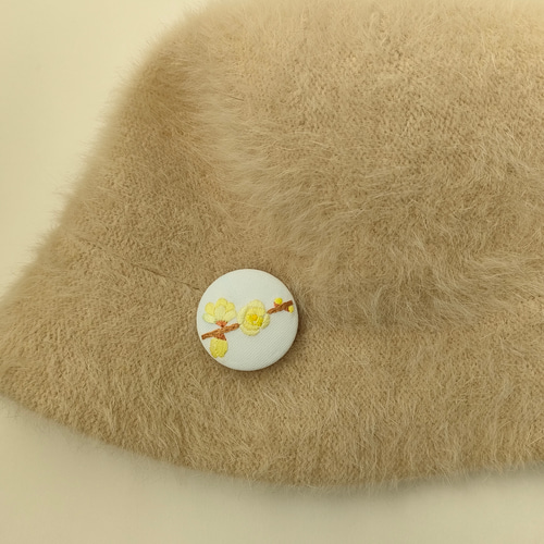 受注制作】香る蝋梅刺繍ブローチ ブローチ かなちゃん手刺繍工房