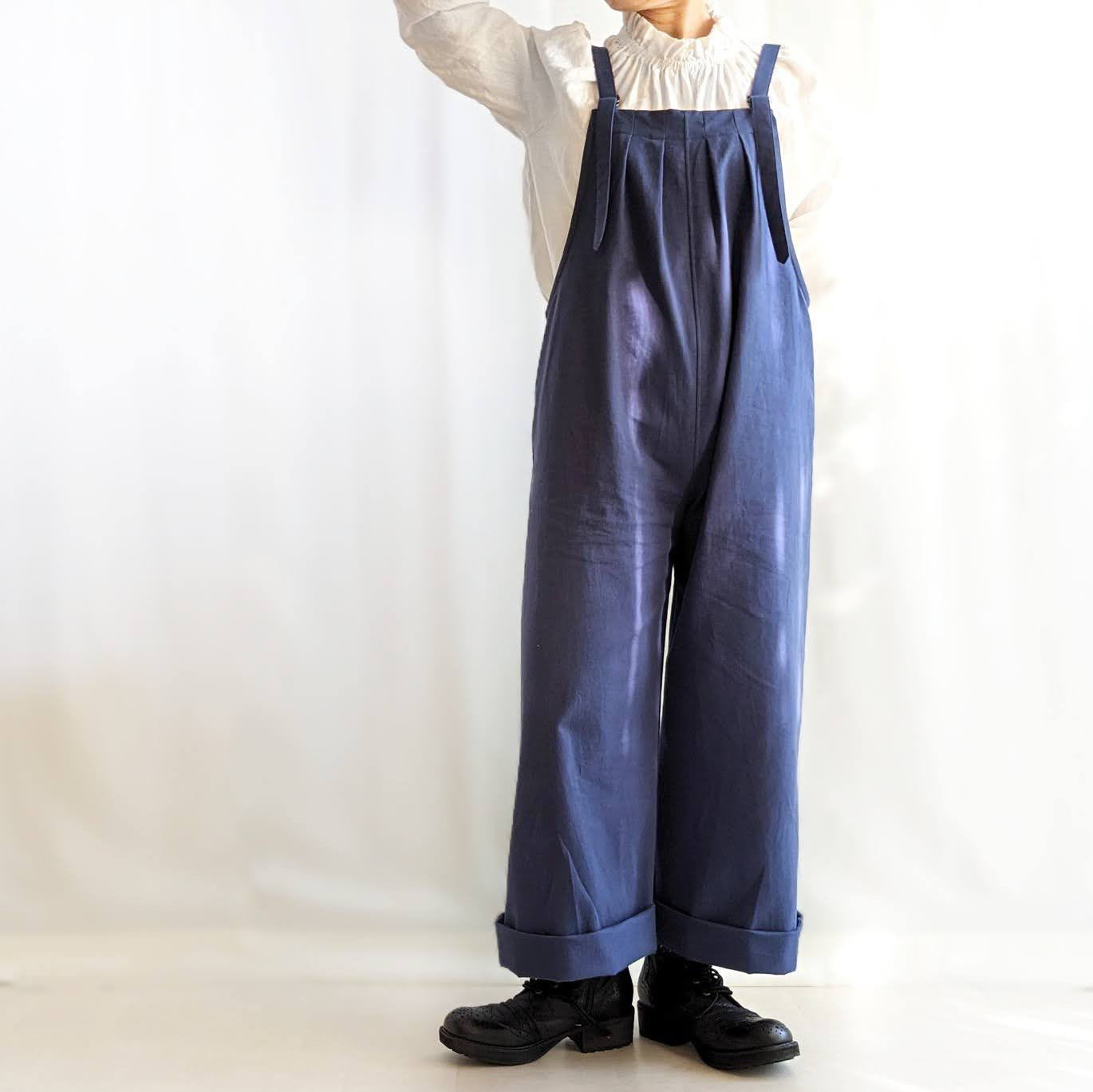 大人のためのサロペットパンツ（瑠璃色　コットンツイル）