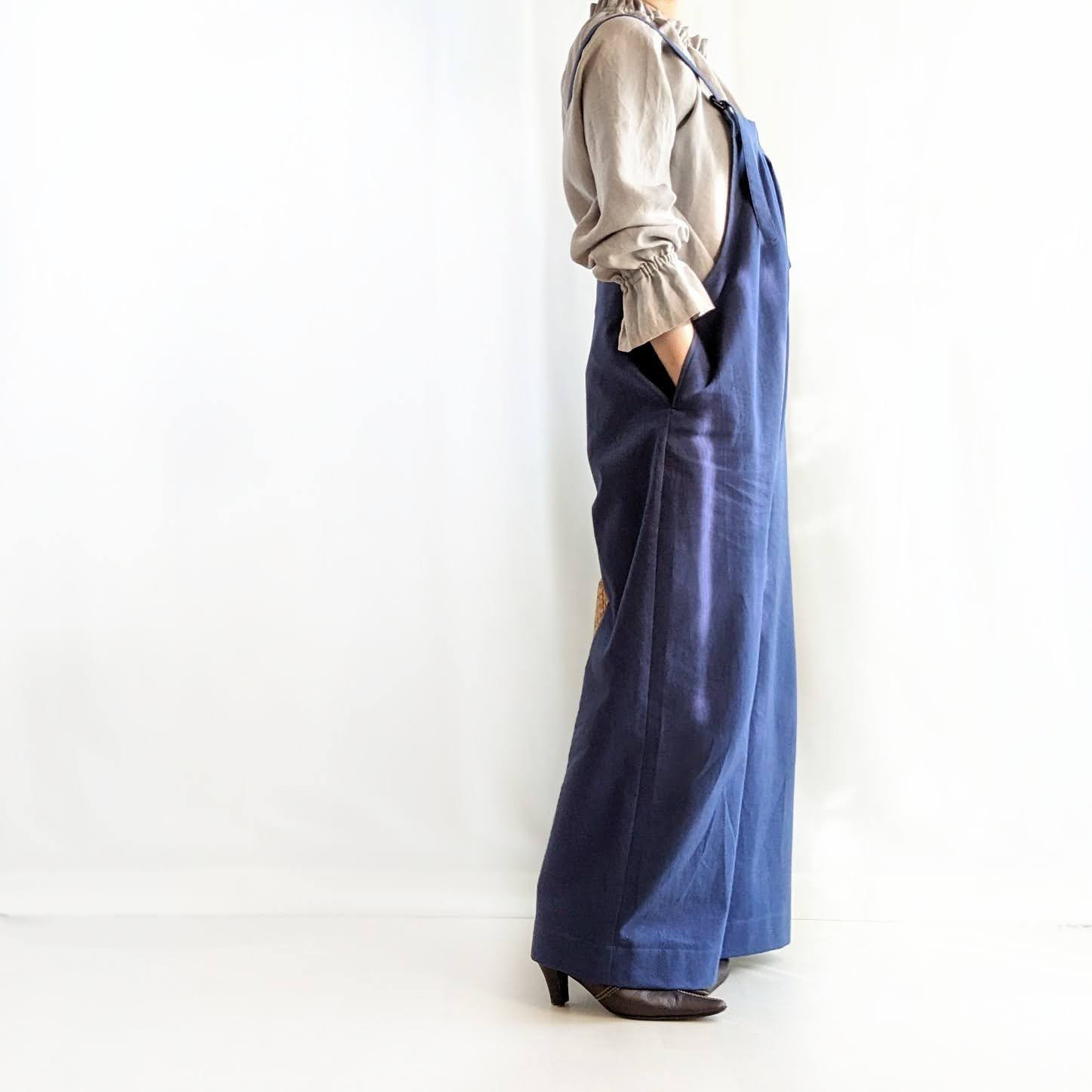 大人のためのサロペットパンツ（瑠璃色　コットンツイル）