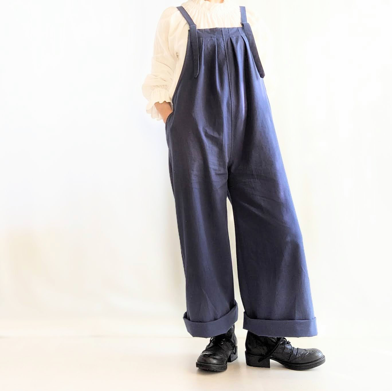 大人のためのサロペットパンツ（瑠璃色　コットンツイル）
