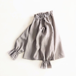 『ふんわり袖なのに重ね着しやすい』上質リネンのフリルブラウス（サンドグレー） 6枚目の画像