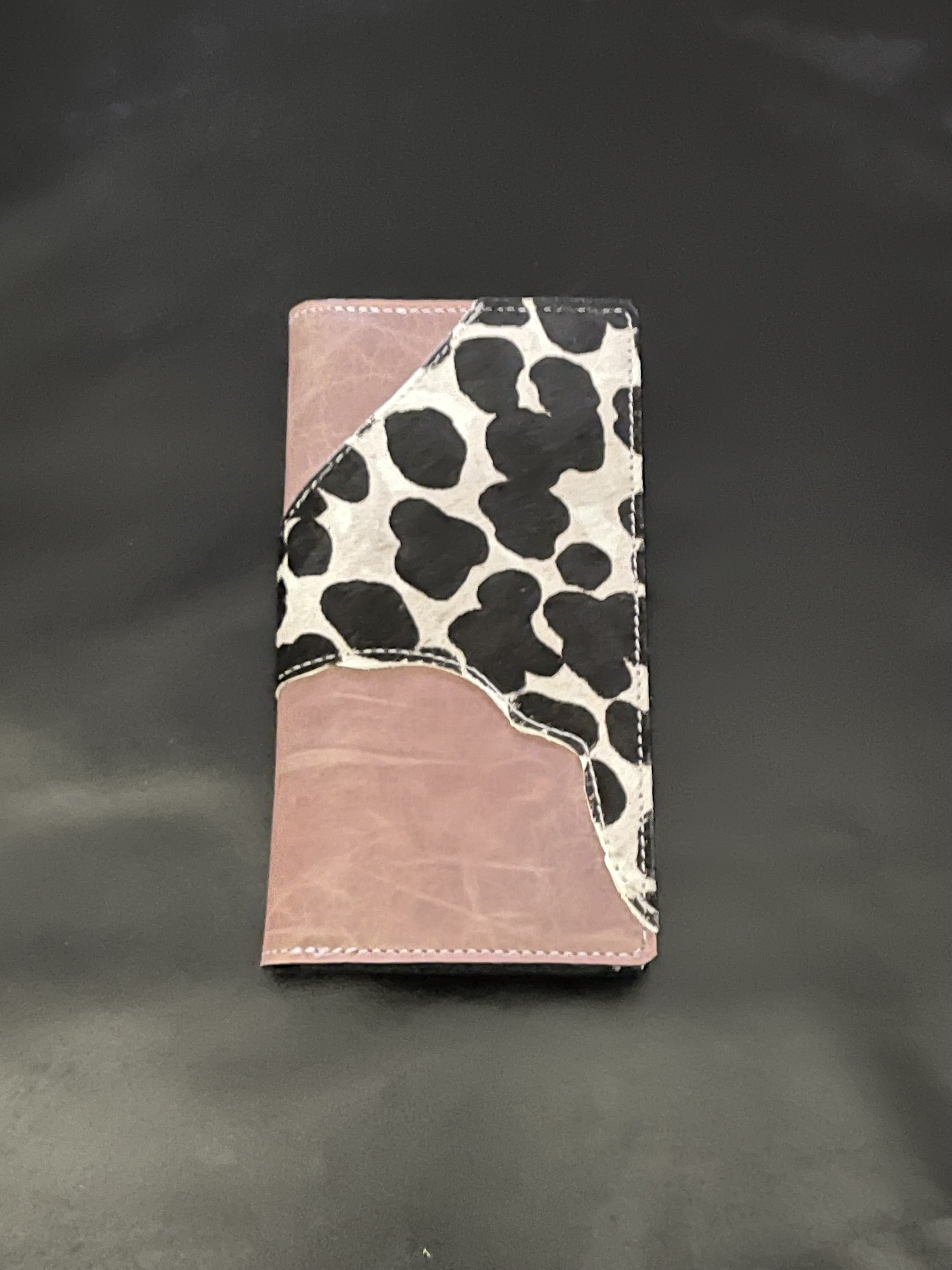 iPhone15  ぴひっ　スマホケース　【革　皮　レザー　手帳型　留めなし　個性  らしく　毛付き　】