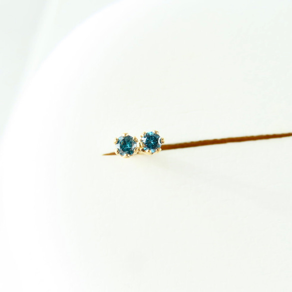 〈14kgf〉ブルーダイヤモンドのスタッドピアス（2mm） 2枚目の画像