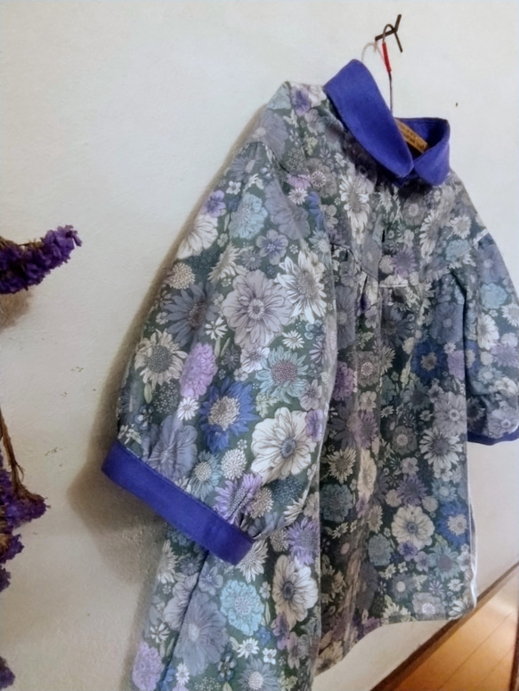 受注製作✨春待ちお花のギャザーブラウス　グリーン✖青紫　5〜6部丈袖　　 7枚目の画像