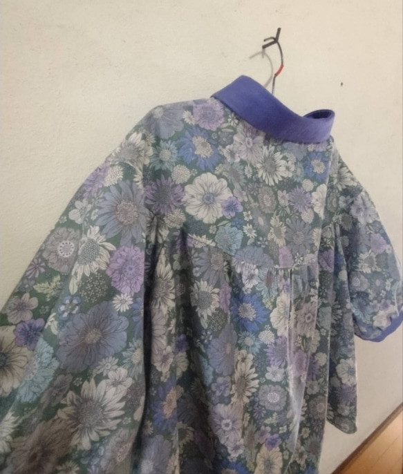 受注製作✨春待ちお花のギャザーブラウス　グリーン✖青紫　5〜6部丈袖　　 6枚目の画像