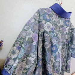 受注製作✨春待ちお花のギャザーブラウス　グリーン✖青紫　5〜6部丈袖　　 9枚目の画像
