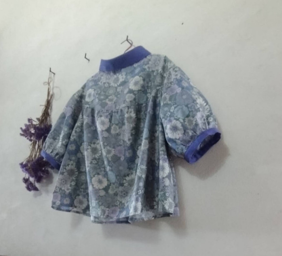 受注製作✨春待ちお花のギャザーブラウス　グリーン✖青紫　5〜6部丈袖　　 4枚目の画像