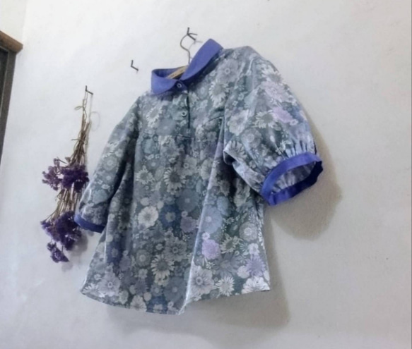 受注製作✨春待ちお花のギャザーブラウス　グリーン✖青紫　5〜6部丈袖　　 3枚目の画像