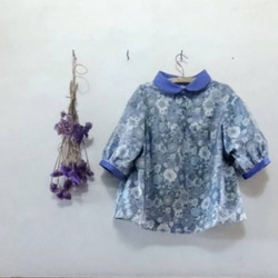 受注製作✨春待ちお花のギャザーブラウス　グリーン✖青紫　5〜6部丈袖　　 1枚目の画像