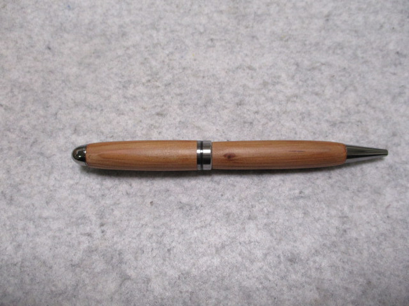 御山杉　神様の木　椿油仕上げ　回転式ヨーロピアンボールペン 3枚目の画像
