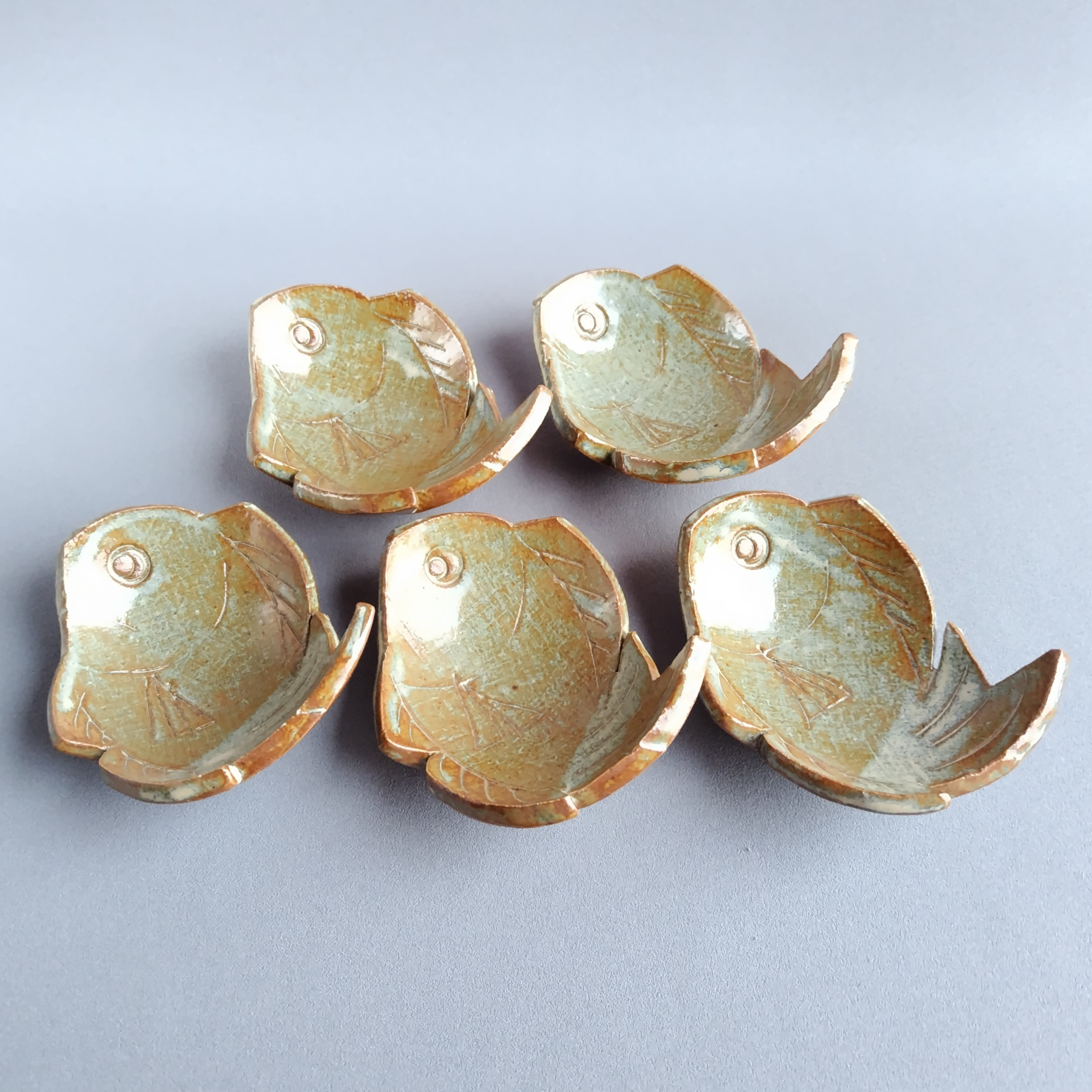 魚の豆皿　板造り　アイボリーマット釉　五客組　【商品番号：00455】