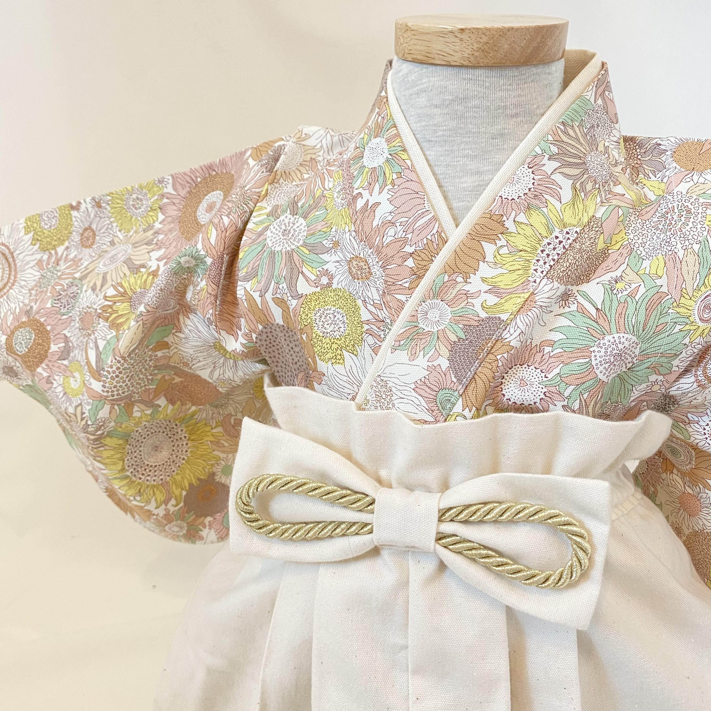 【即納】人気のリバティ生地✴︎晴れの日にぴったりのひまわり柄ベビー袴✴︎スモールスザンナ　お食い初め　出産祝い