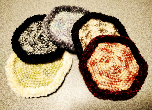 （おまかせ２枚）ふわふわもふもふの手編みのコースター（オフホワイト/マーブル） 1枚目の画像