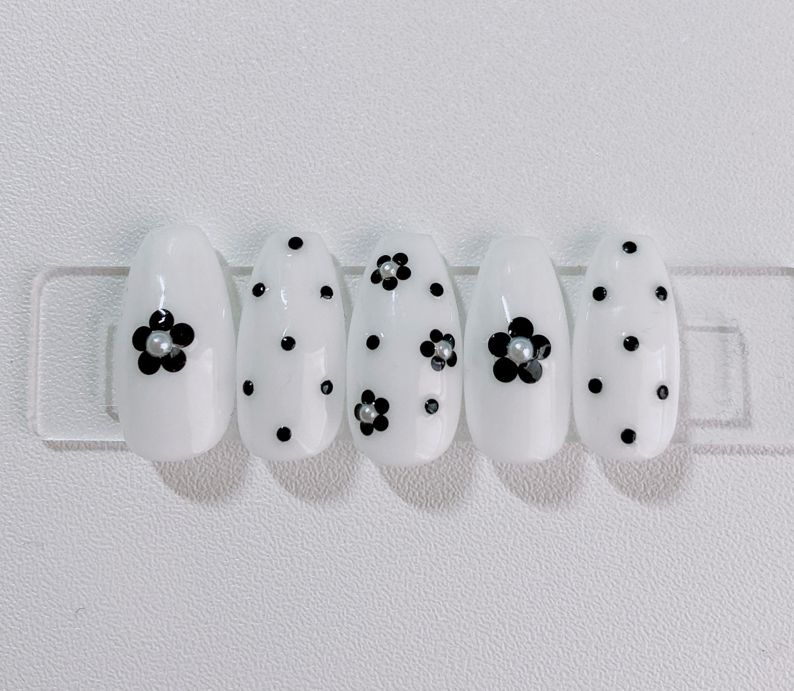 【オーダー】ネイルチップ　手書きフラワーリボンモノトーン　ワンホン韓国　お花 オーダー】ネイルチップ 手書きフラワーリボンモノトーン ワンホン韓国