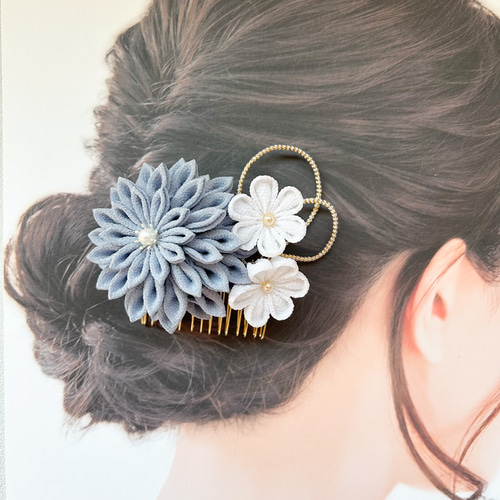 つまみ細工 ブルーグレーと白の花の髪飾り 卒業式 成人式 コーム otowa