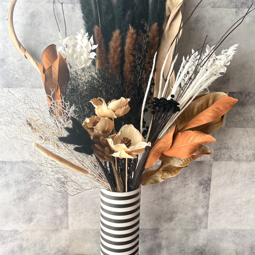 ドライフラワー モダンシックなインテリア 黒と茶色そのまま飾るだけ