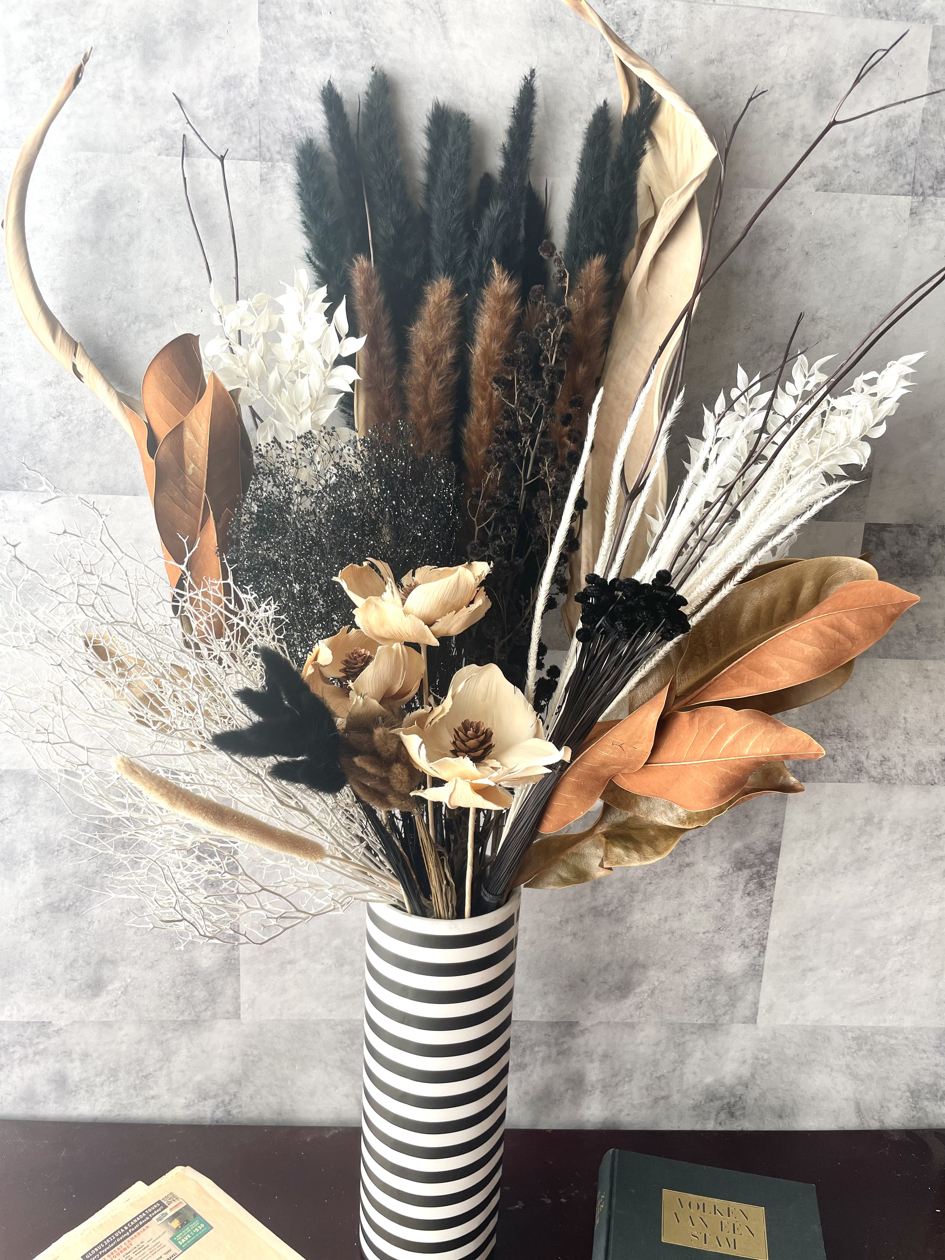 ドライフラワー モダンシックなインテリア 黒と茶色そのまま飾るだけ ホテルライク インテリア モノトーン お祝い 開店祝