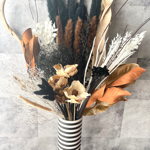 ドライフラワーインテリア ドライフラワー モダンシックなインテリア 黒と茶色そのまま飾るだけ