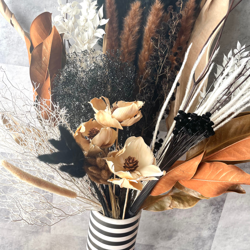 ドライフラワー モダンシックなインテリア 黒と茶色そのまま飾るだけ