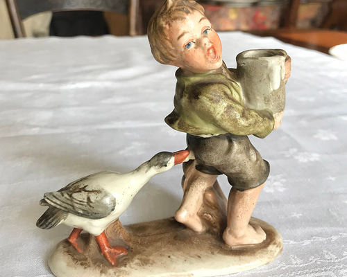 置物 フィギュリン ガチョウと男の子 陶磁器 11otd3 その他人形