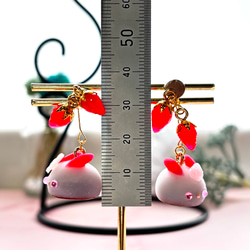 雪うさぎのいちごチョコ大福、イチゴ増しな耳飾り  選べるイヤリング／ピアス／チャーム 4枚目の画像