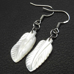 [半價促銷] [Silver925] 羽毛雕刻高品質白貝殼耳環 661 日元 2030 → 1020 日元 第1張的照片