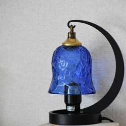 ◆送料無料◆吹きガラス卓上ランプ　鉄スタンド（ミニ）【アイスカット　青】 5枚目の画像
