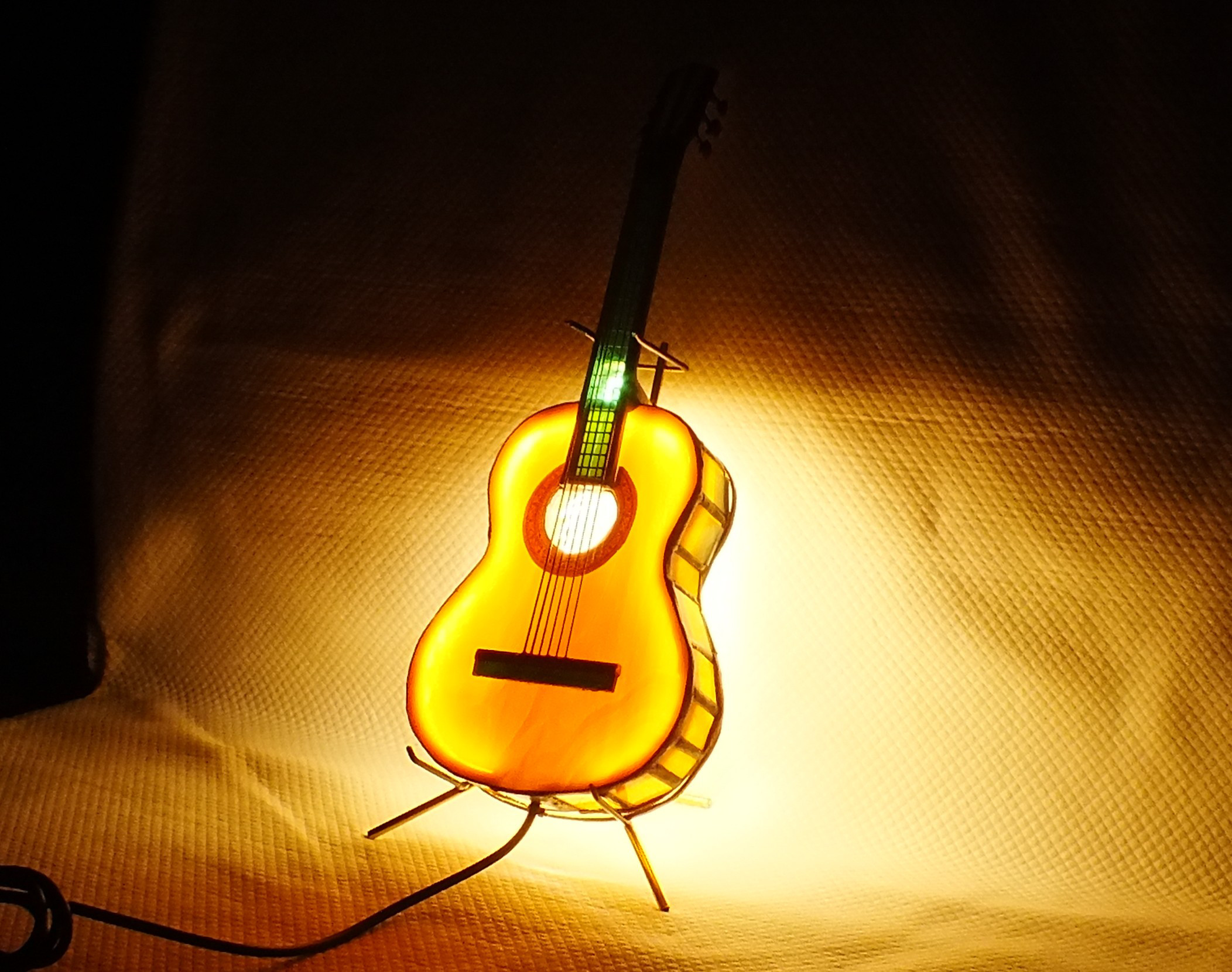 ギター　ステンドグラス製のＬＥＤランプ　手作りです。ver.20　11-461