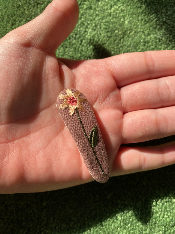 フラワー　刺繍　ぱっちんヘアピン　 2枚目の画像