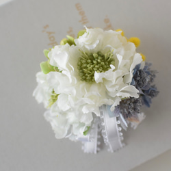 親子コーデ♪白スカビオサとミモザ(透明ケース付き) 《花職人が作ったコサージュ＊》 2枚目の画像