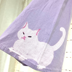 全面絵柄・べろーん白猫　シロネコ　ねこ　文字入り・メンズM（女子Ｌ対応サイズ）薄紫・手描きTシャツ一点物 3枚目の画像