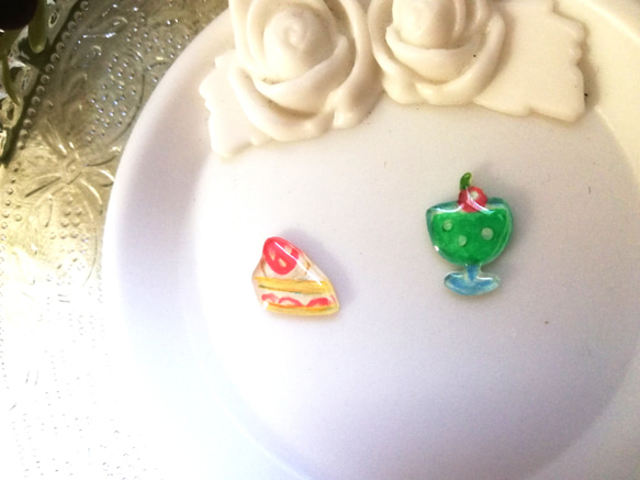 イチゴのショートケーキとメロンソーダのピアス/イヤリング 2枚目の画像